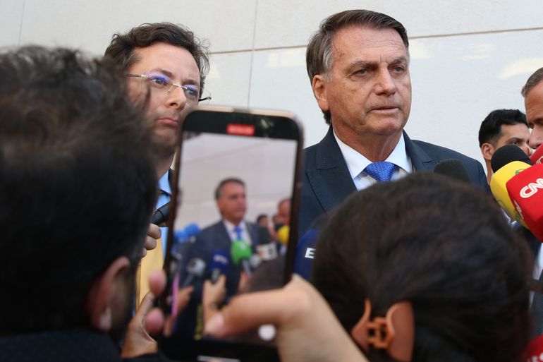 Brasília (DF) 12/07/2023 - O ex-presidente Jair Bolsonaro fala com jornalista após depoimento no inquérito que investiga uma tentativa de golpe de Estado que teria sido articulada pelo senador Marcos do Val (Podemos-ES). O inquérito foi aberto em fevereiro pelo ministro do Supremo Tribunal Federal Alexandre de Moraes.
Foto: Valter Campanato/Agência Brasil