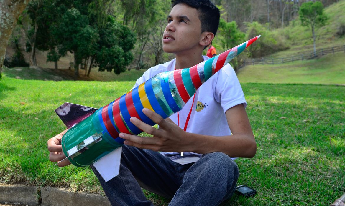 O aluno Fábio Victor Souza, apresenta o seu foguete na VIII Mostra Brasileira de Foguetes, realizada na cidade de Barra do Piraí/RJ. (Tomaz Silva/Agência Brasil)