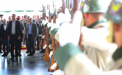 O presidente Jair Bolsonaro, participa da cerimônia de celebração do 74° aniversário de criação da Brigada de Infantaria Paraquedista.