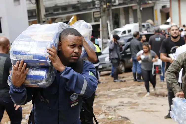 Volunteers organize donations in solidarity with victims and homeless people from the rains in Petrópolis, in the 24 de Maio community.