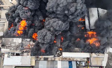 Rio de Janeiro (RJ) 09/02/2025 - Incêndio em fábrica gera risco de vazamento na Baía de Guanabara.
Foto: Governo do Rio de Janeiro/Divulgação
