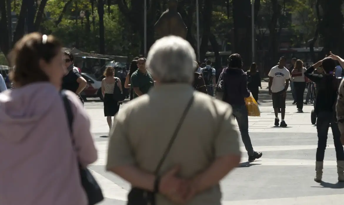 Censo do IBGE mostra um Brasil mais envelhecido e feminino