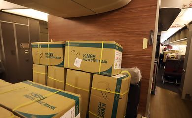 primeiro voo a chegar da China com equipamenteos que ajudarão a combater o novo coronavírus
