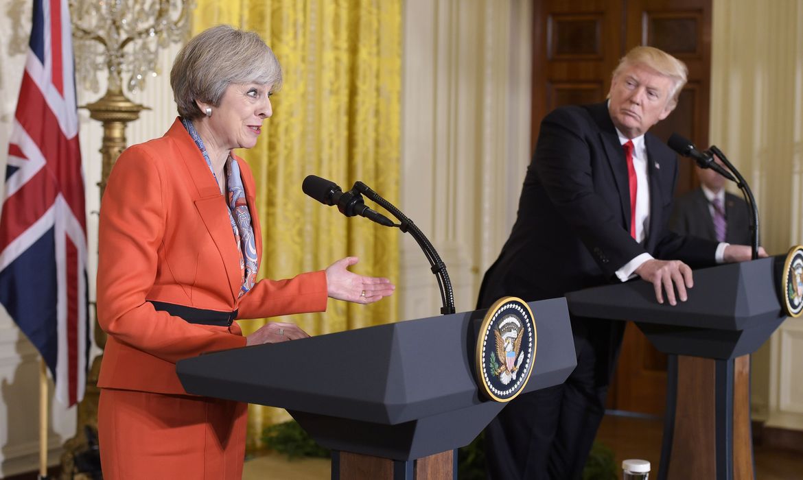A primeira-ministra britânica, Theresa May, e o presidente dos Estados Unidos, Donald Trump, em entrevista coletiva após reunião bilateral