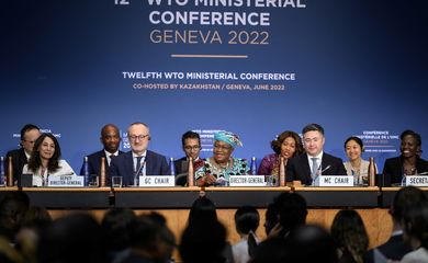Diretora-geral da OMC, Ngozi Okonjo-Iweala, faz discurso na sessão de encerramento de conferência ministerial da OMC em Genebra.