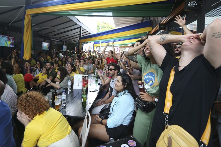 Grito de gol contido, após a bola bater na trave, por Valter Campanato/Agência Brasil