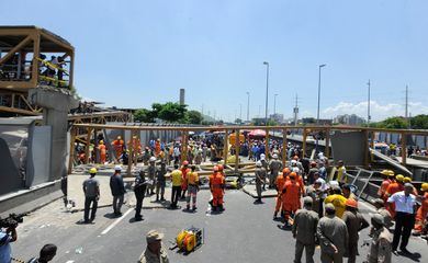 Rio de Janeiro – Trabalhos de resgate em passarela na Linha Amarela que caiu devido a acidente com um caminhão basculante na manhã desta segunda-feira (28) (Tânia Rêgo/Agência Brasil)