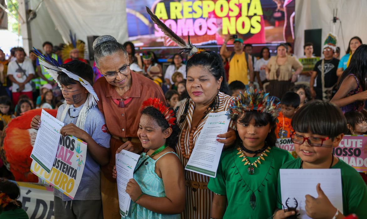 Em Braslia, crianas indgenas pedem proteo da floresta e do futuro