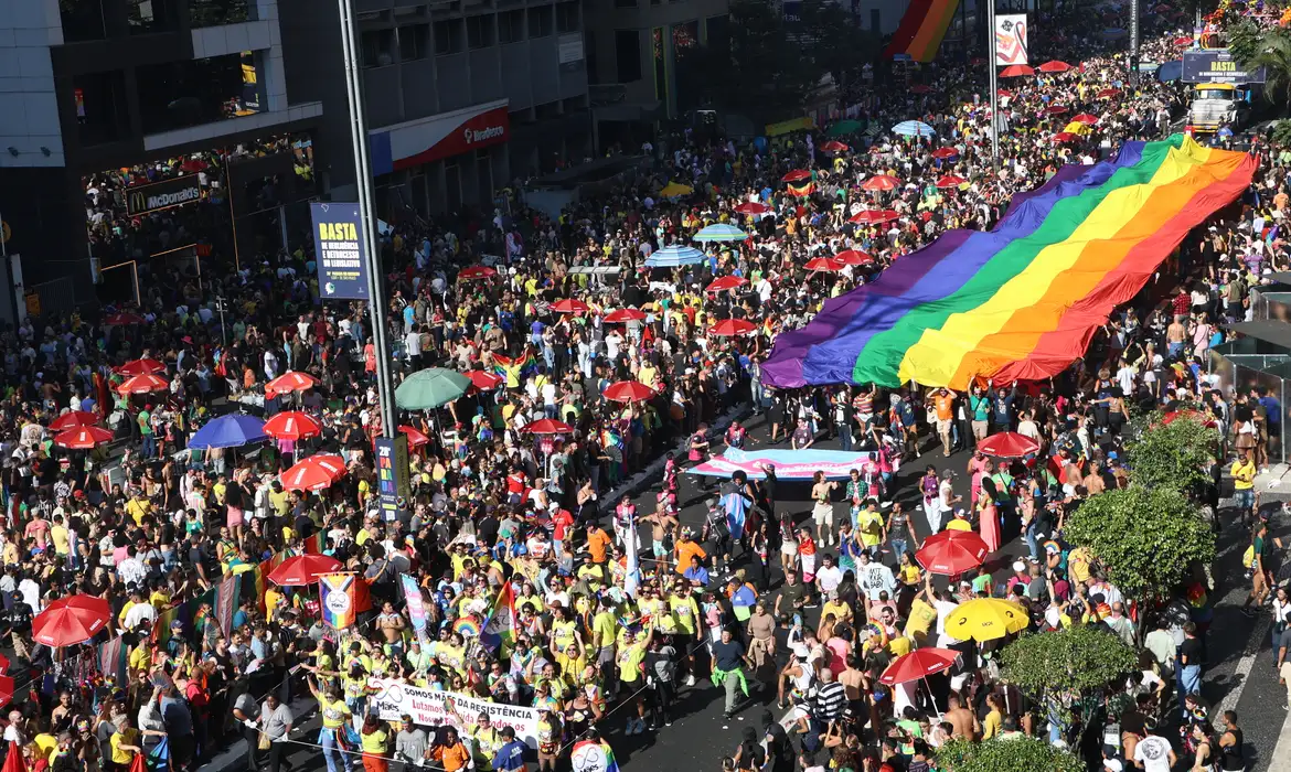 São Paulo (SP), 02/06/2024 - 28ª Parada do Orgulho LGBT+, com o tema Basta de Negligência e Retrocesso no Legislativo! Vote Consciente por Direitos da População LGBT+, na Avenida Paulista. Foto: Rovena Rosa/Agência Brasil