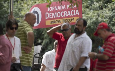Manifestantes fazem concentração em frente ao Instituto Lula (Marcelo Camargo/Agência Brasil)