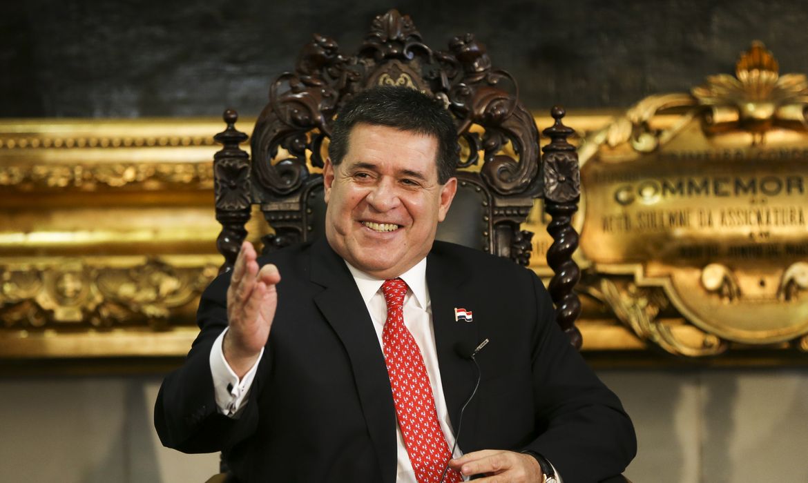 Brasília - O presidente do Paraguai, Horacio Cartes, é recebido, no Congresso Nacional, pelo presidente do Senado, Eunício Oliveira (Marcelo Camargo/Agência Brasil)



