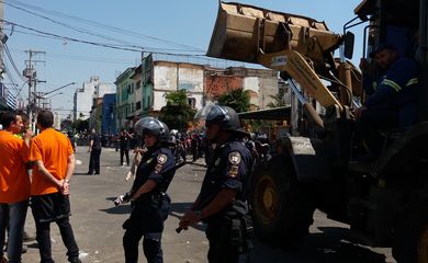 São Paulo - A Polícia Militar e a Guarda Civil Metropolitana usaram bombas de gás e spray de pimenta contra os usuários de drogas da Cracolândia (Daniel Mello/Agência Brasil)
