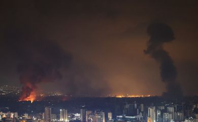 Líbano, 6/10/ 2024. Fumaça e chamas sobem nos subúrbios ao sul de Beirute, após ataques aéreos israelenses, em meio às hostilidades em curso entre o Hezbollah e as forças israelenses, como visto de Sin El Fil, REUTERS/Amr Abdallah Dalsh