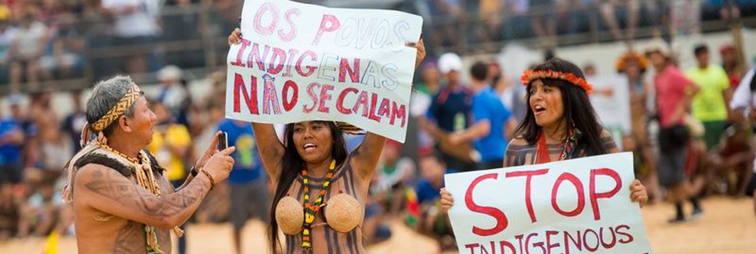 Grupo indígena faz protesto durante o segundo dia dos Jogos Mundiais dos Povos Indígenas