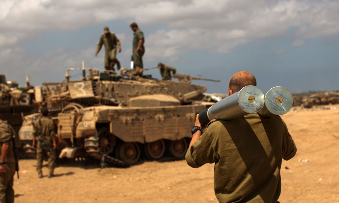 Soldados israelenses durante ofensiva na Faixa de Gaza (Direitos Reservados/Atef Safadi/Agência Lusa)