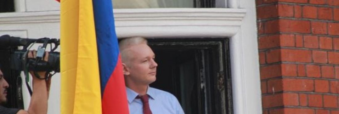 Julian Assange discursa na embaixada do Equador em Londres