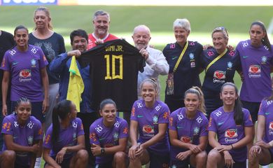 Brasília (DF), 01/07/2023 – Presidente Luiz Inácio Lula da Silva, visita a seleção Brasileira feminina de Futebool. Foto Valter Campanato/Agência Brasil.