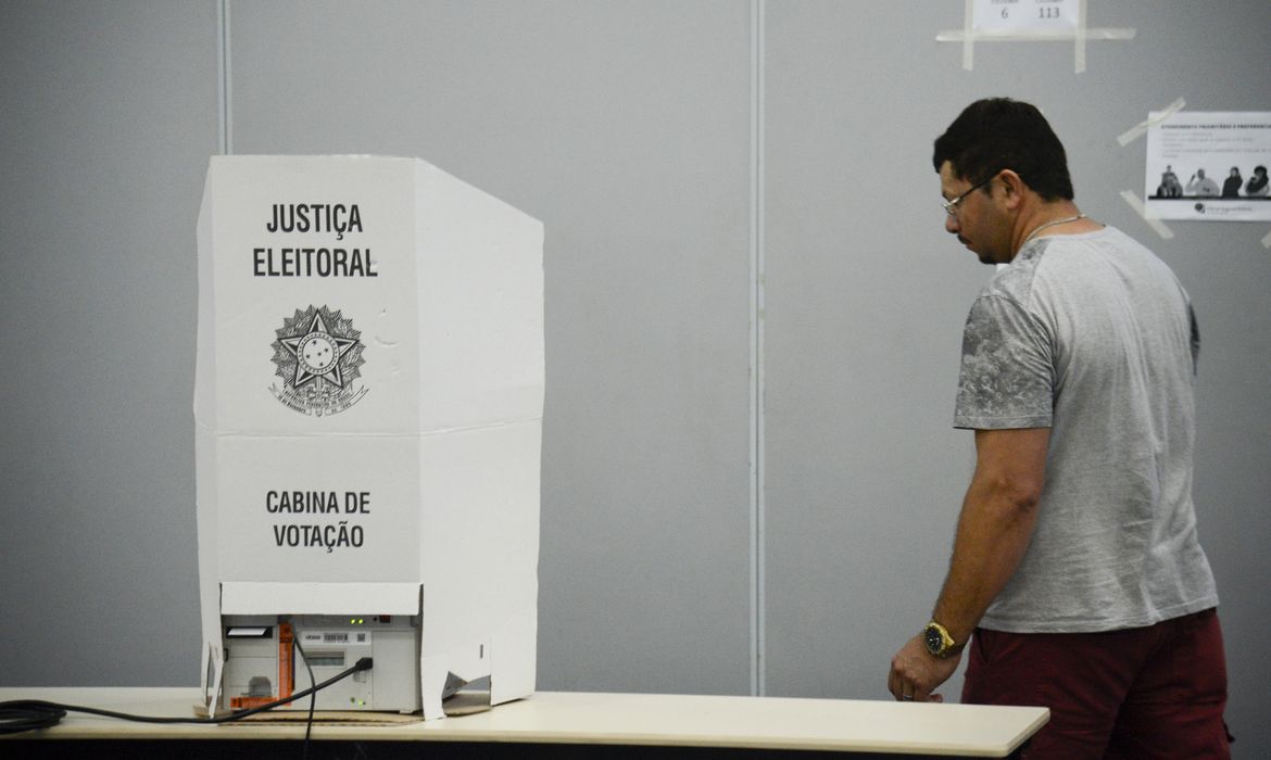 Eleitores do Rio de Janeiro votam para presidente no segundo turno no maior colégio eleitoral da capital, Expo Mag, na Cidade Nova, região central da cidade
