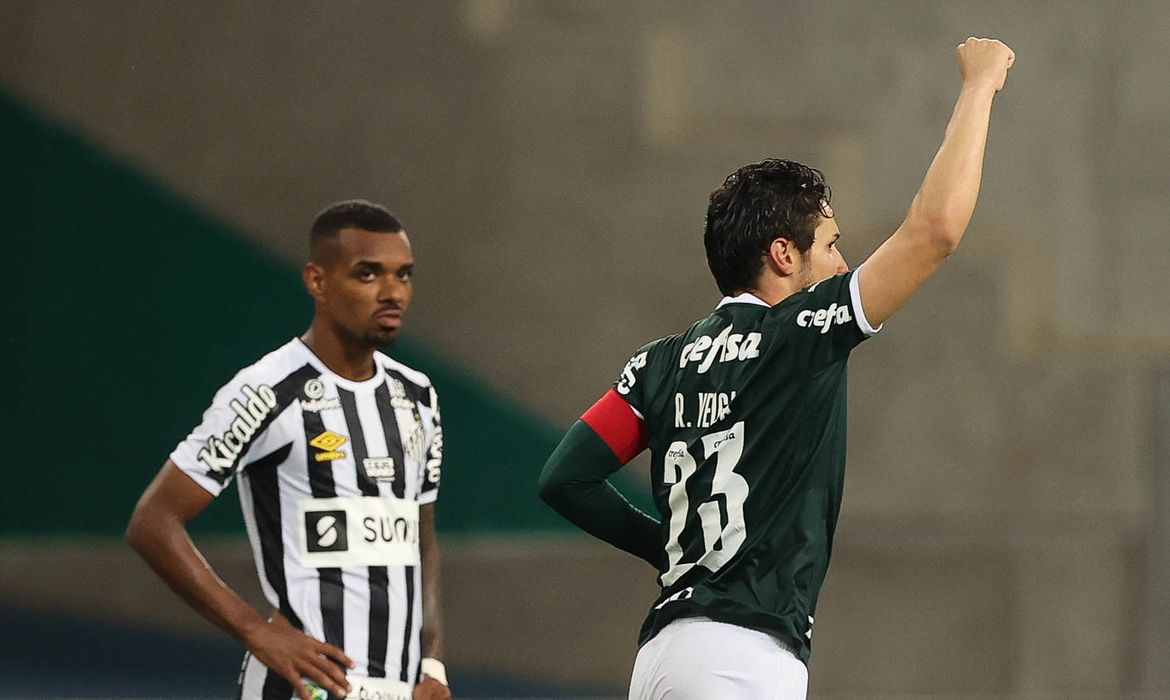 Raphael marca de pênalti na vitória do Palmeiras sobre o Santos no Paulista -primeira fase