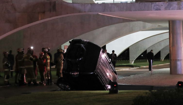 Brasília (DF) 21/03/2023 Carro caiu no espelho D'água do Palacio do Planalto.