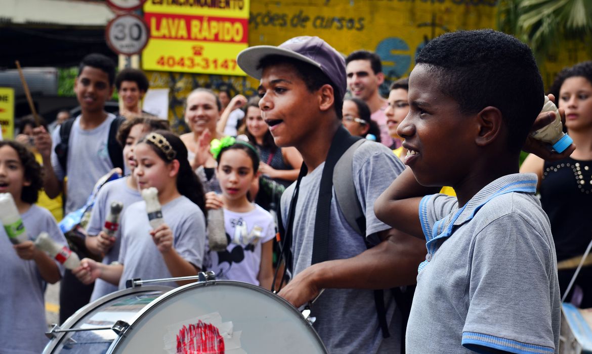 São Paulo - Estudantes da Escola Estadual Diadema faz protesto contra a reorganização escolar que será implantada em janeiro de 2016 pela Secretaria de Educação (Rovena Rosa/Agência Brasil) 