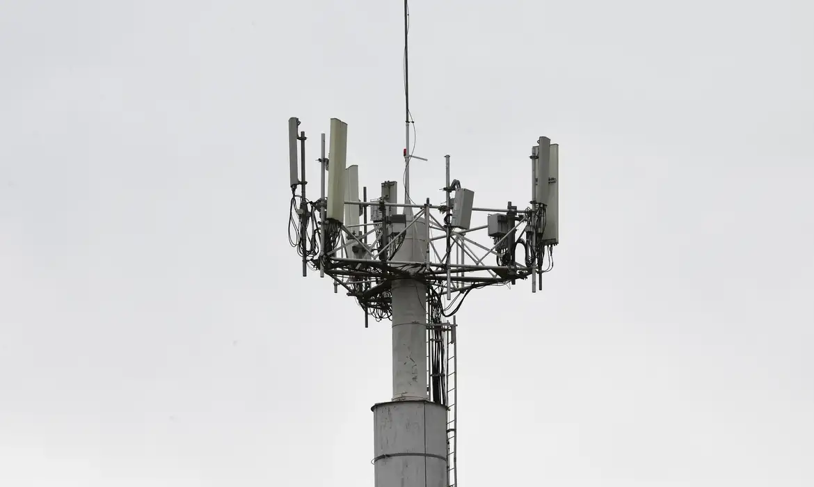 Antenas de transmissão para celulares. Telefonia 5G.