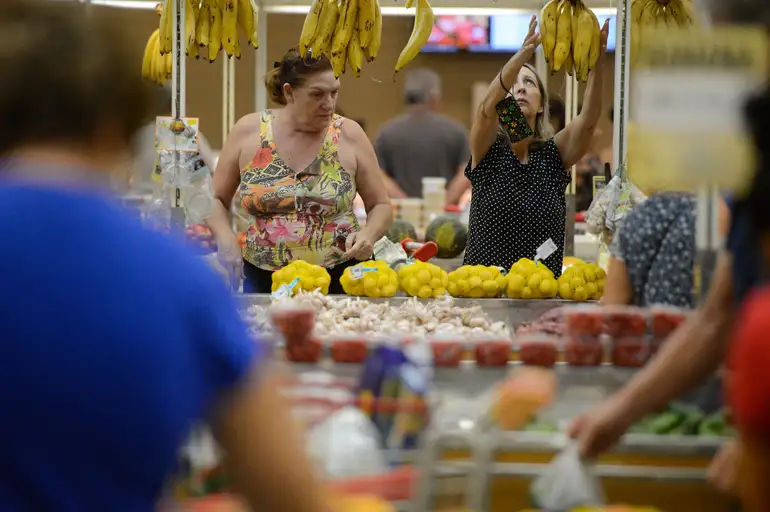 Vitória (ES) - Supermercados lotados com filas nos caixas e na entrada funcionam com horário reduzido (Tânia Rêgo/Agência Brasil)