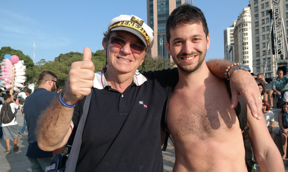Os argentinos Alex e Sebastian Brudelson elogiaram a receptividade dos brasileiros, enquanto se divertiam no Boulevard Olímpico, na Praça Mauá