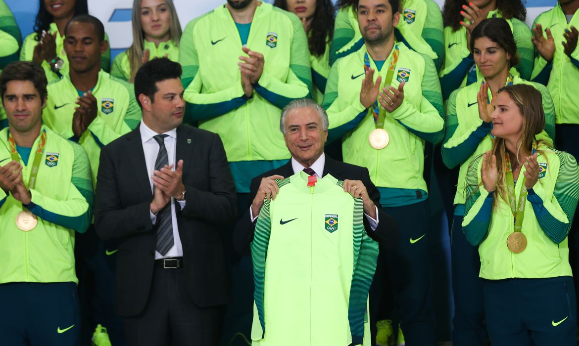 Brasília - O presidente em exercício Michel Temer recebe os atletas olímpicos no Palácio do Planalto (Elza Fiuza/Agência Brasil)