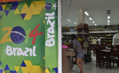 Decoração no comércio de Teresópolis, cidade que vai ser a base de seleção brasileira de futebol durante a Copa do Mundo Fifa 2014 (Fernando Frazão/Agência Brasil)