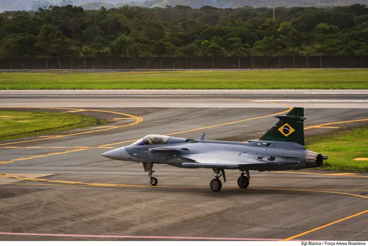 Caça Gripen E, adquirido na Suécia, faz seu primeiro voo no Brasil