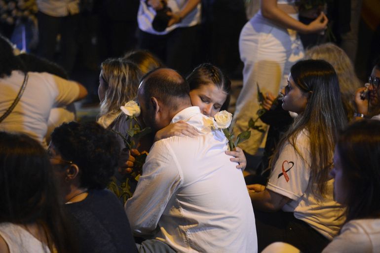 Familiares e amigos fazem vigília em homenagem aos 10 anos da tragédia da Boate Kiss em Santa Maria, no Rio Grande do Sul