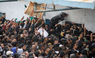 Palestinos se reúnem para buscar ajuda na Cidade de Gaza
 18/3/2024   Foto: REUTERS/Mahmoud Issa