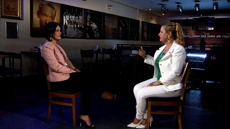 Roseann Kennedy conversa com a empresária Lilian Gonçalves