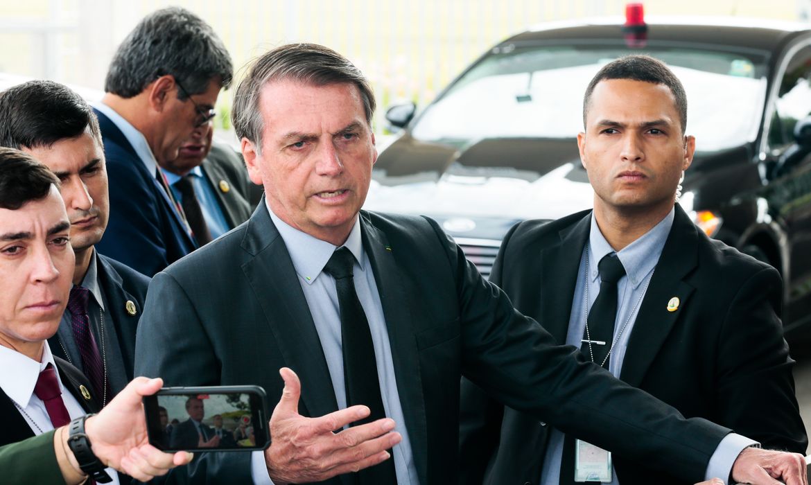 O Presidente Jair Bolsonaro fala à Imprensa ao sair do Palácio da Alvorada