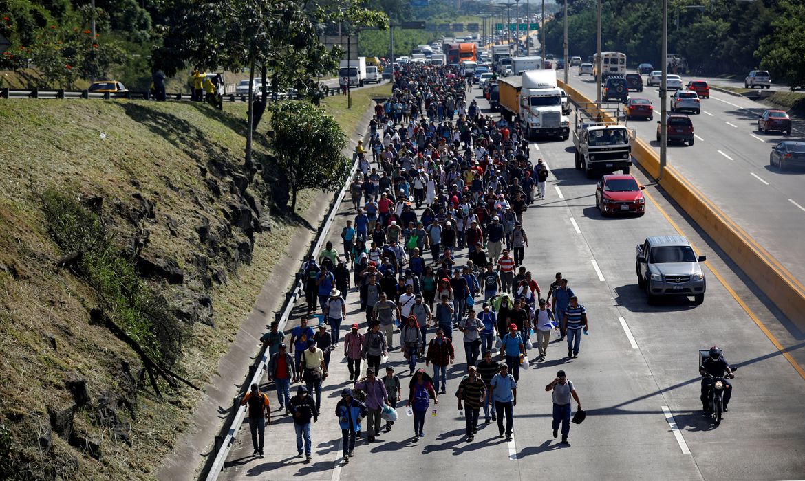 Caravana de imigrantes parte de El Salvador rumo aos Estados Unidos. 