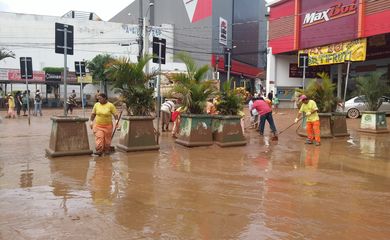 São Paulo - Funcionários da prefeitura fazem limpeza da lama no centro de Francisco Morato (Fernanda Cruz/Agência Brasil) 