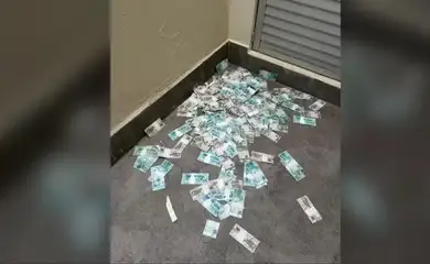 11/02/2026 - Suspeito de jogar mala de dinheiro pela janela em Balneário Camboriú tem celular apreendido. Foto: Polícia Federal/ Divulgação