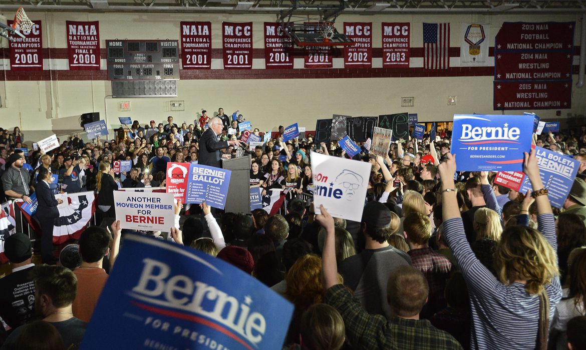 Apoiadores do candidato democrata Bernie Sanders, nas convenções partidárias de Iowa
