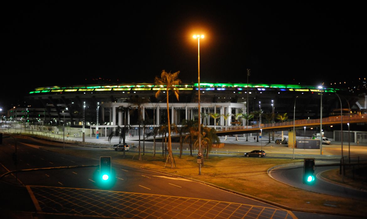 Rio de Janeiro - Na noite de hoje (04), faltando 100 dias para o início da Copa do Mundo, o estádio Mário Filho, Maracanã, foi iluminado de verde e amarelo.