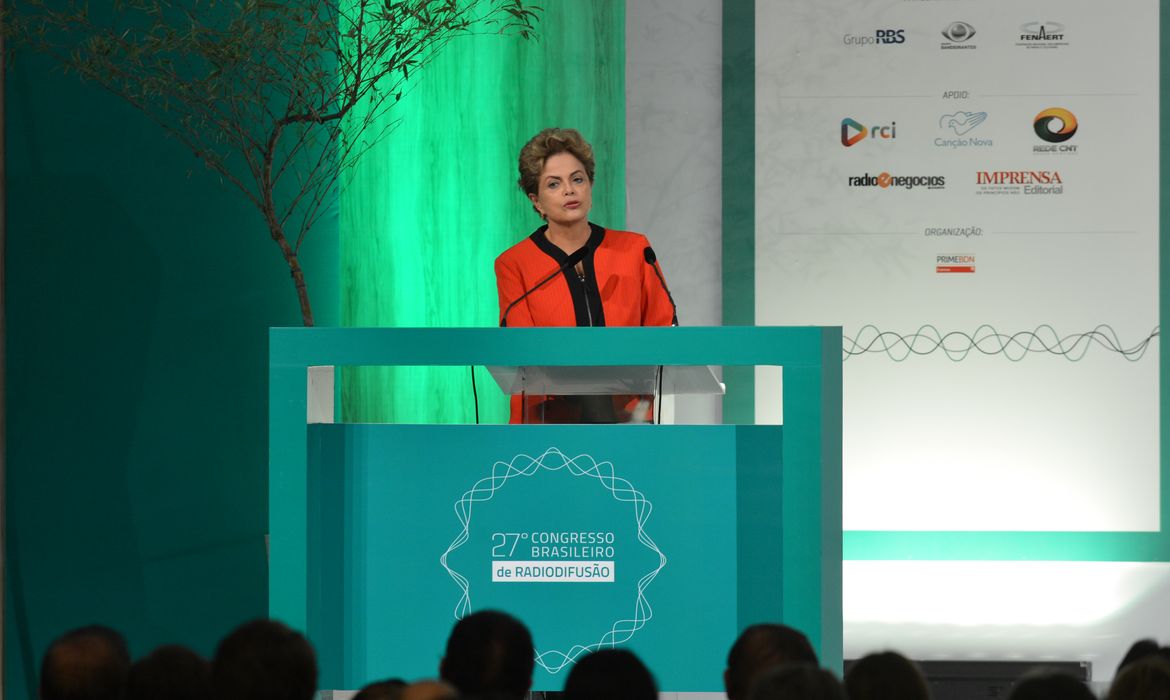 Brasília - A presidenta Dilma Rousseff participa do 27º Congresso Brasileiro de Radiofusão com o tema O rádio e a TV na transição para o futuro, no Centro de Convenções Brasil 21 (Valter Campanato/Agência Brasil)