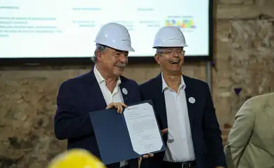 Rio de Janeiro (RJ), 02/04/2025 – O presidente do Banco Nacional de Desenvolvimento Econômico e Social (BNDES), Aloizio Mercadante e o reitor da Universidade do Rio de Janeiro (UFRJ), professor Roberto de Andrade Medronho durante anúncio de novo aporte de recursos para a reconstrução do Museu Nacional, na Quinta da Boa Vista, no Rio de Janeiro. Foto: Tomaz Silva/Agência Brasil