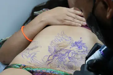 O projeto We are Diamons, criado pela tatuadora Karlla Mendes, oferece tatuagens gratuitas para cobrir cicatrizes de mulheres.