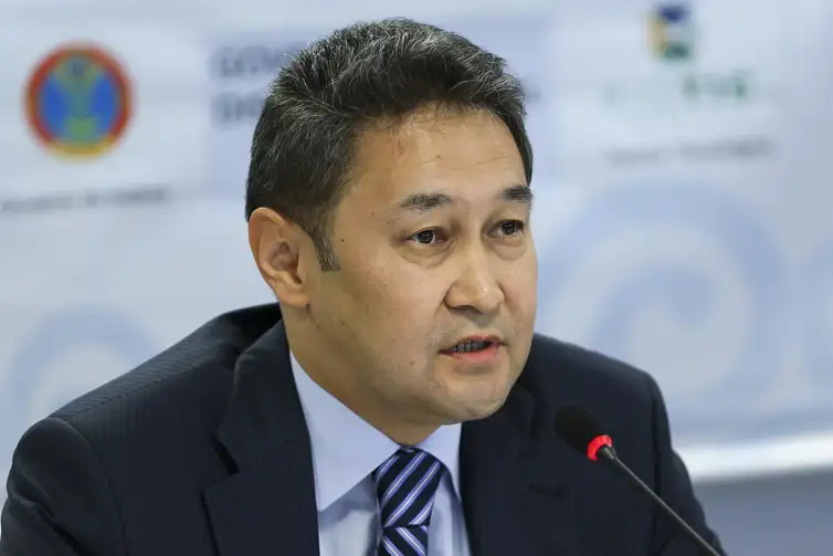 O embaixador do Cazaquistão, Kairat Sarzhanov, durante a mesa redonda 