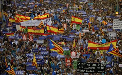 Barcelona - Manifestação contra os atentados na Catalunha reuniu 500 mil pessoas (EFE/Alberto Estévez)