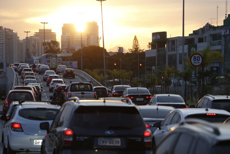 Trânsito intenso na Barra da Tijuca, no horário do rush, na ligação entre a Avenida das Américas e Avenida Armando Lombardi, no Rio de Janeiro.