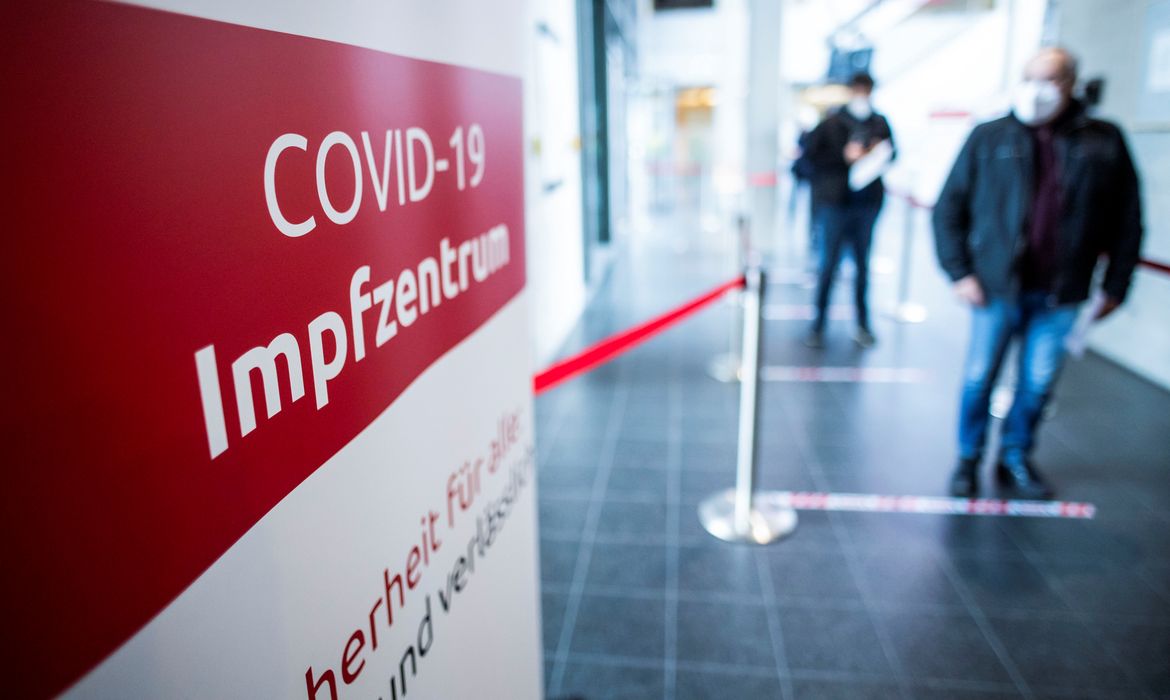 REUTERS/Lukas Barth/Direitos reservados Centro de vacinação contra a Covid-19 em Nuremberg, na Alemanha