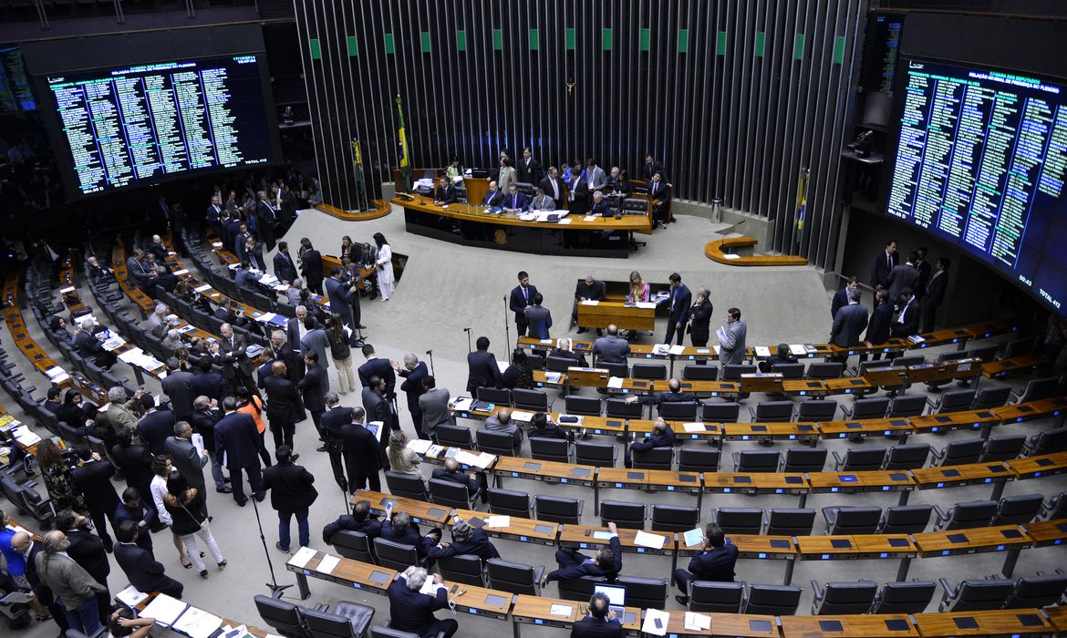 O Plenário da Câmara aprovou emenda do deputado Mendonça Filho à Medida Provisória 656/14, corrigindo os valores da tabela do Imposto de Renda da Pessoa Física (IRPF) em 6,5% (Wilson Dias/Agência Brasil)