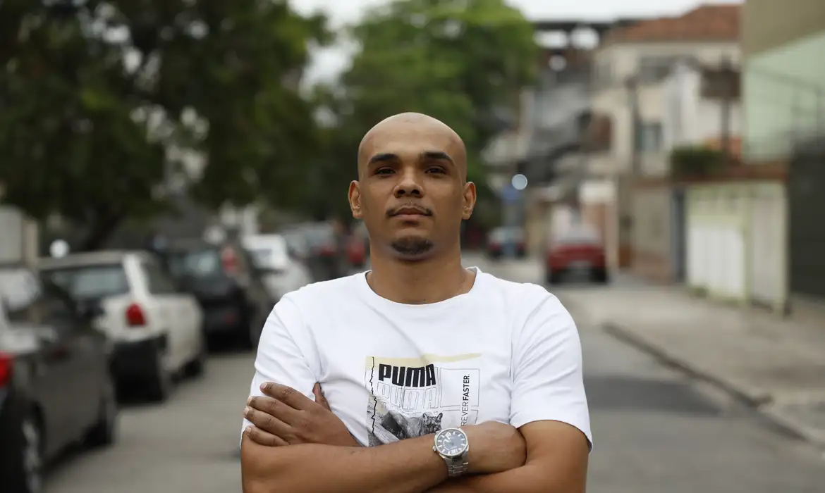 Rio de Janeiro (RJ) 27/09/2024 – Retrato do porteiro Carlos Alexandre Hidalgo, que foi acusado em diversos processos criminais baseados em reconhecimento fotográfico. Foto: Fernando Frazão/Agência Brasil