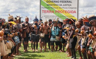 Brasília (DF) 23/04/2024 – Indígena de várias etnias que participam do Acampamento Terra Livre 2024, marcham na Esplanada dos Ministérios com o eslogam #EmergênciaIndígena: Nossos Direitos não se negociam.  Foto: Jose Cruz/ Agência Brasil